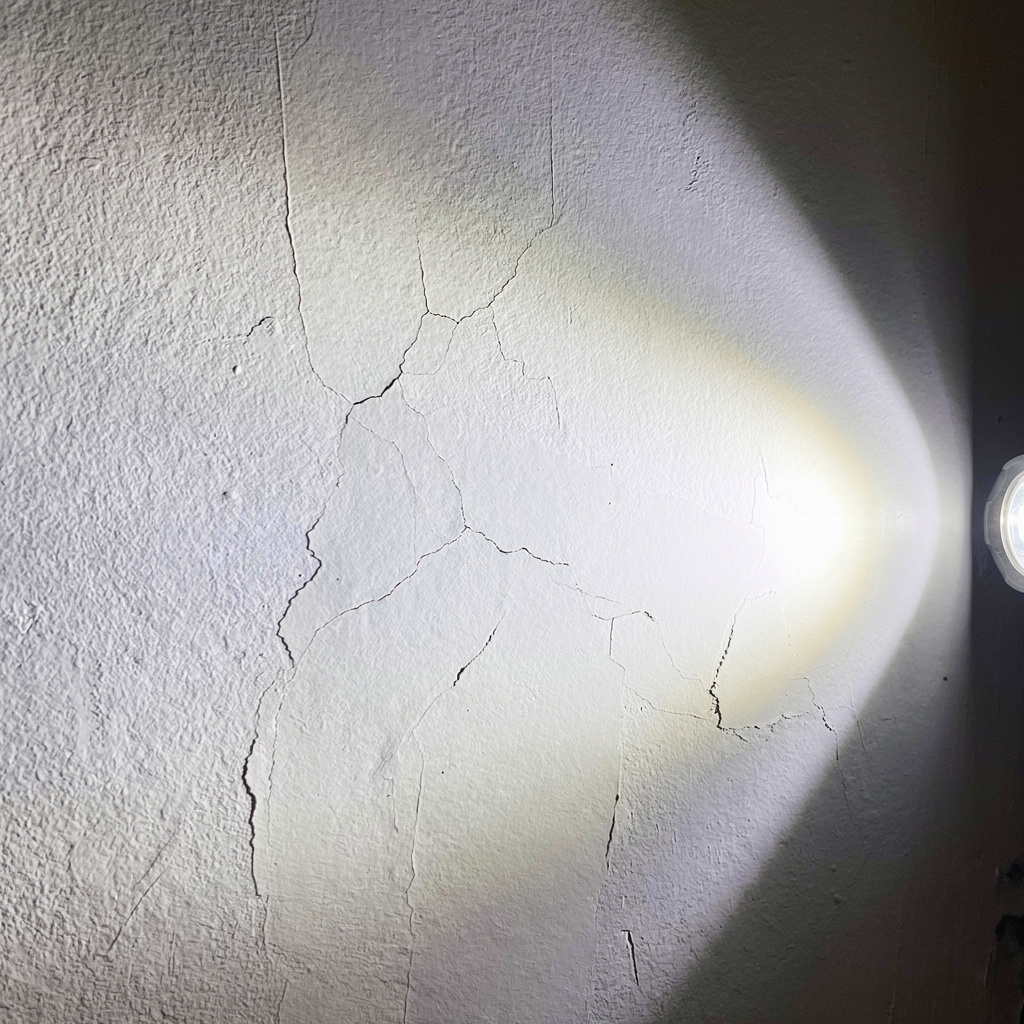 Parede com defeitos revelados luz rasante